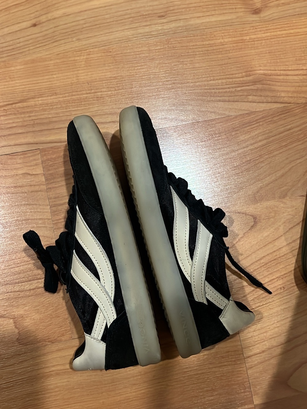 AUTHENTHIC VINCE women’s 5.5 shoes. - Picture 2 of 16